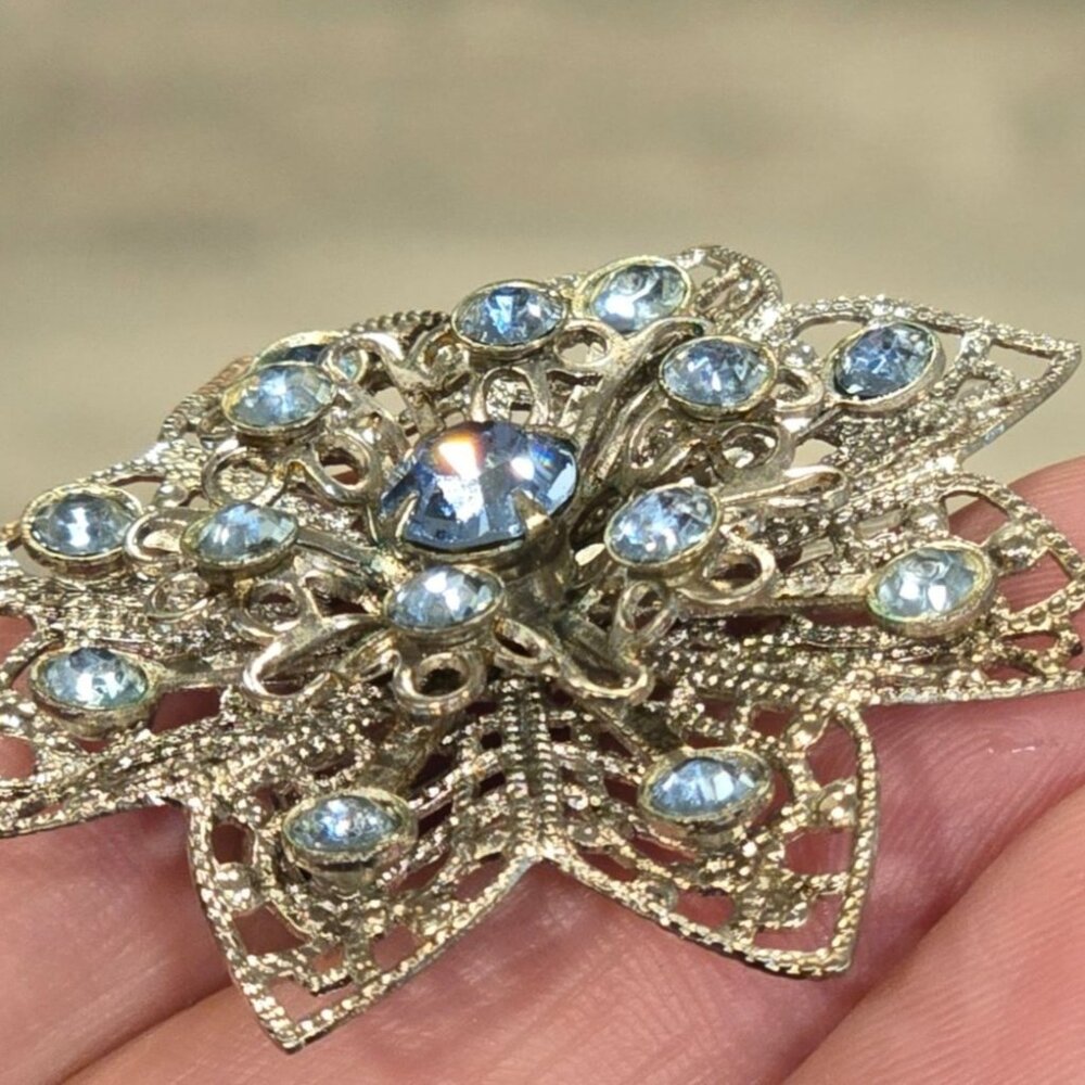 Vintage Blue Rhinestone Flower Brooch Silver Tone Filigree Mid Century - Picture 6 of 10